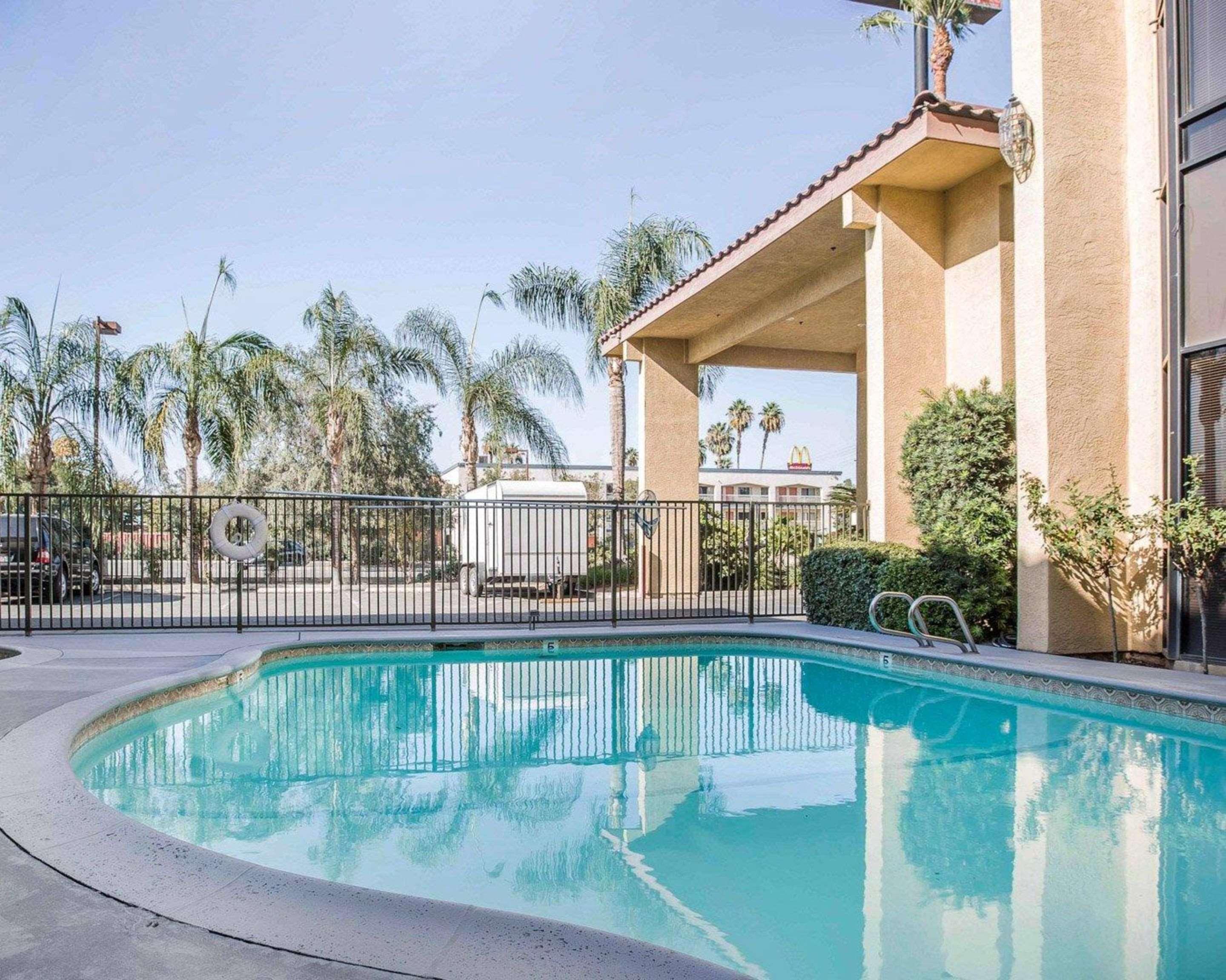 California And 2* Bakersfield